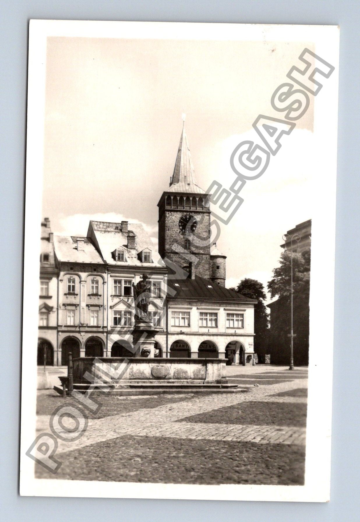 Pohlednice Jičín náměstí s kostelem a kašnou (M38045)