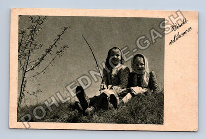 Pohlednice Dvě dívky na louce Veselé velikonoce (M38126)