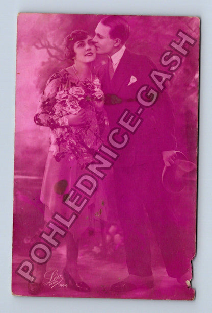 Pohlednice Francie pár v objetí růže 1924 (M38175)