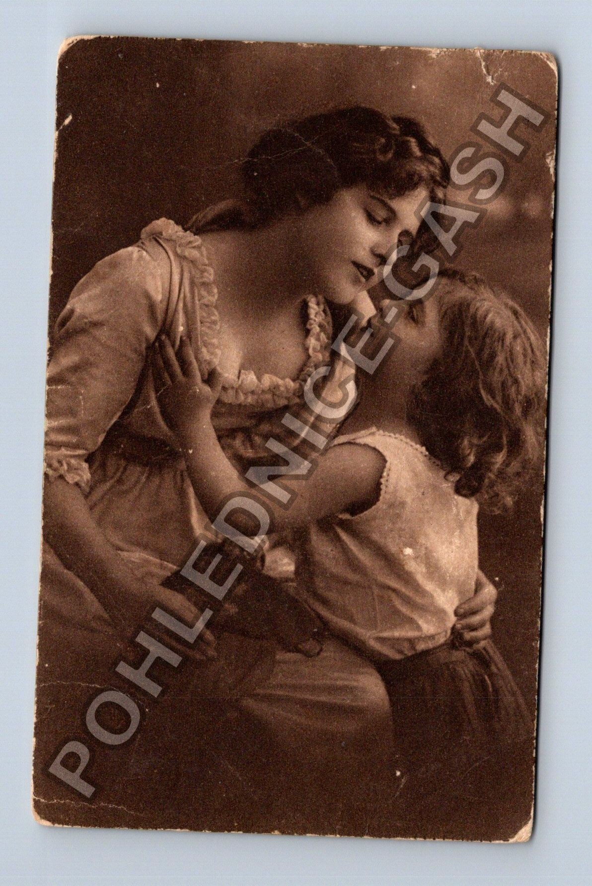 Pohlednice Romantický pár polibek sepia (M38177)