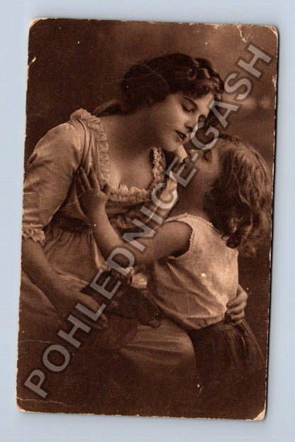 Pohlednice Romantický pár polibek sepia (M38177)