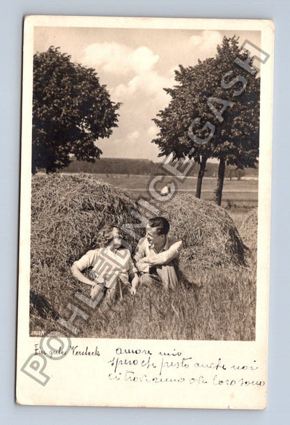 Pohlednice Itálie pár na kupkách sena 1942 (M38194)