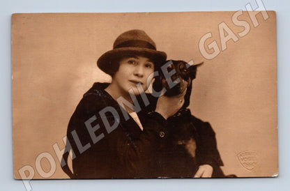 Pohlednice žena se psem – Atelier Vogel Košice (M3832)