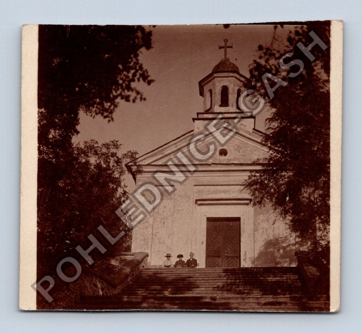 Stará fotografie Mladá Vožice kostel se schodištěm tři osoby (M38458)