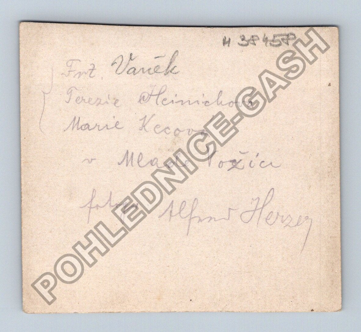 Stará fotografie Mladá Vožice kostel se schodištěm tři osoby (M38458)