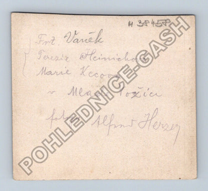 Stará fotografie Mladá Vožice kostel se schodištěm tři osoby (M38458)
