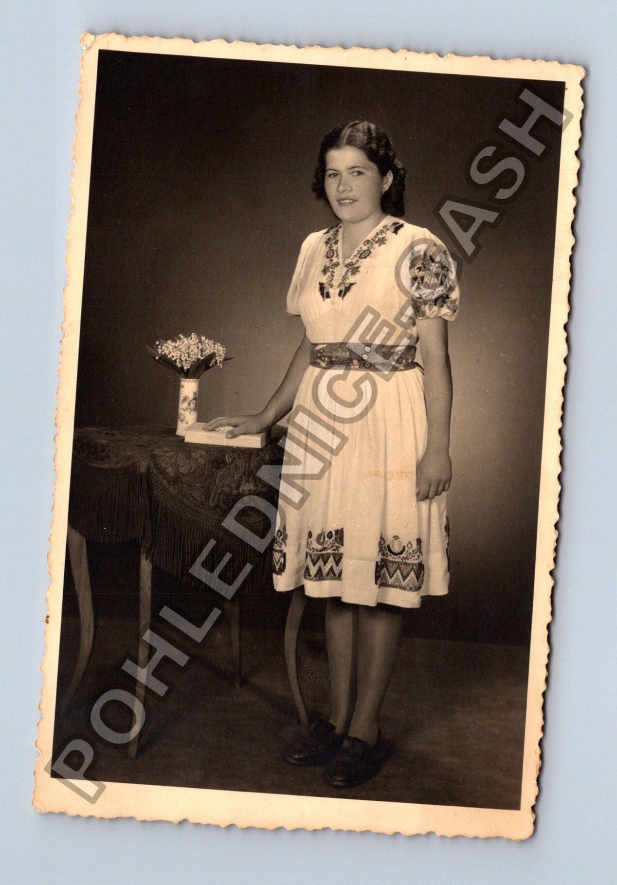 Stará fotografie Dívka v kroji s květinami ateliér Písek 1948 (M38480)