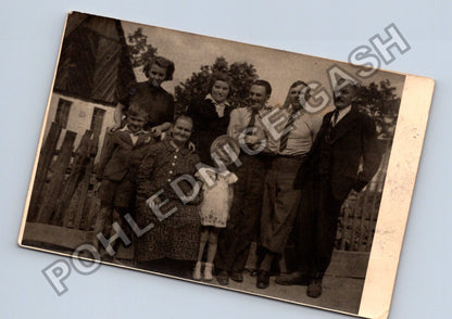 Pohlednice Rodinná fotografie skupina lidí venku (M38482)