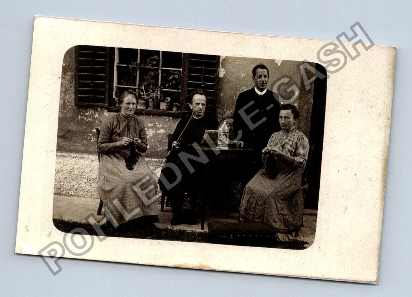 Pohlednice Rodinná fotografie s knězem P. Blasiem (M38485)
