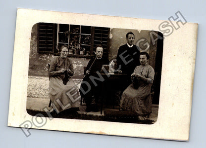 Pohlednice Rodinná fotografie s knězem P. Blasiem (M38485)