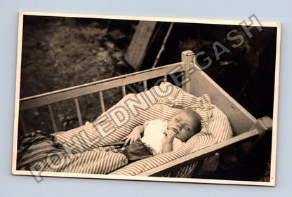 Stará fotografie spící miminko v postýlce (M38486)