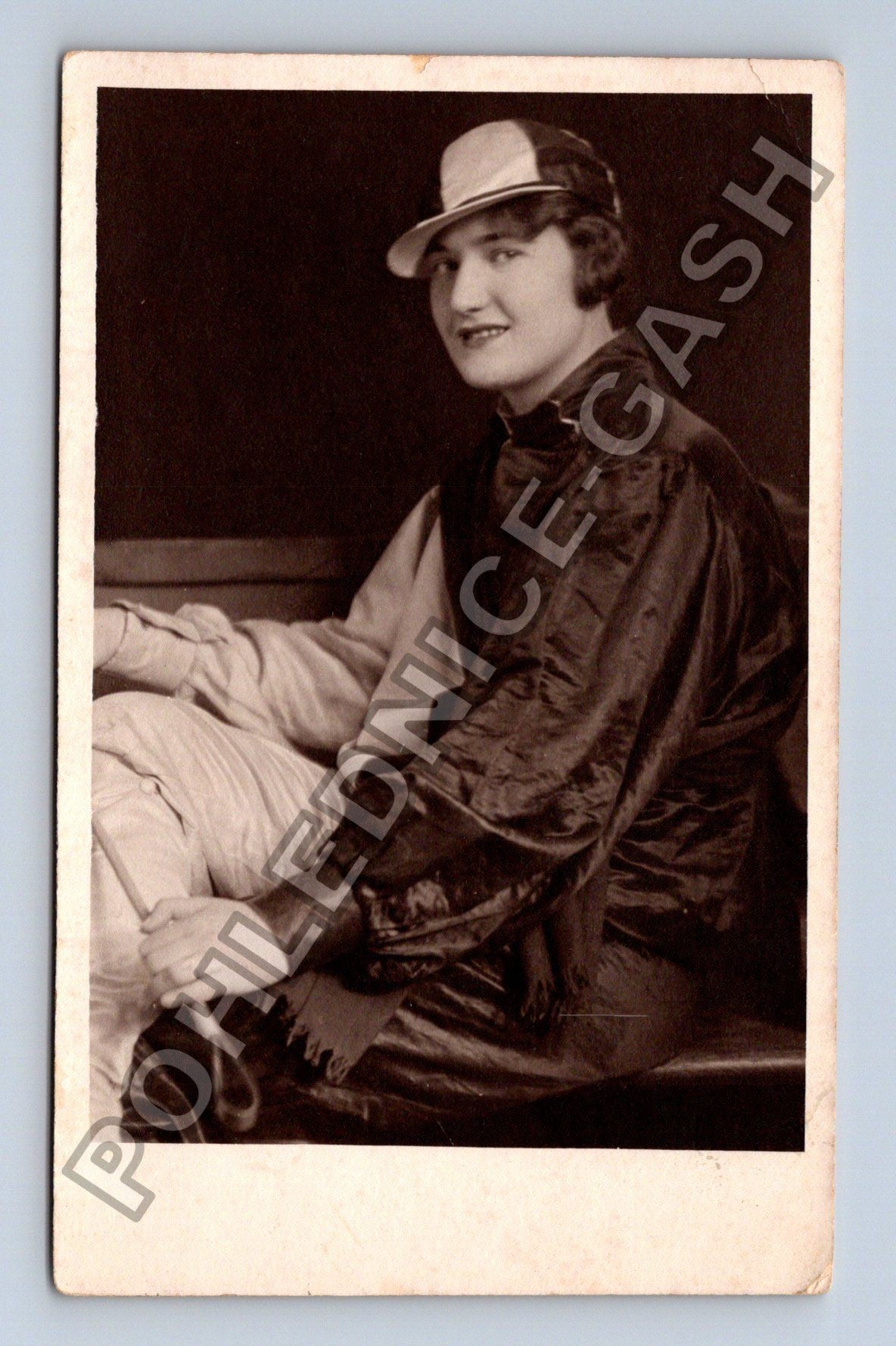 Pohlednice Žena v čepici a plášti 1931 (M38492)