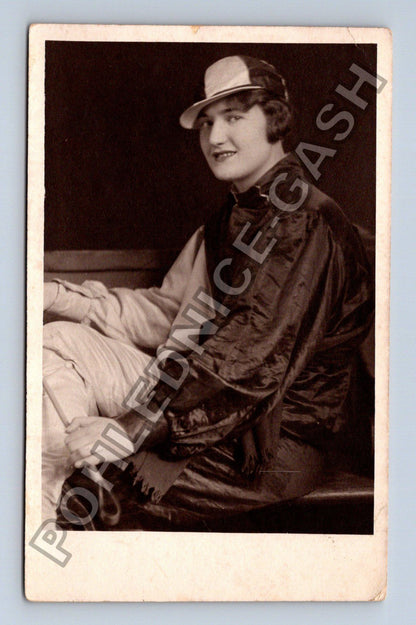 Pohlednice Žena v čepici a plášti 1931 (M38492)