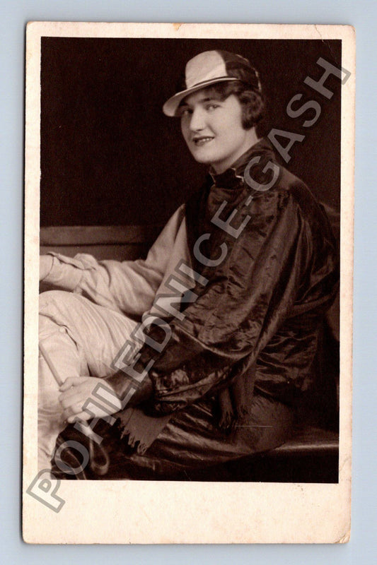 Pohlednice Žena v čepici a plášti 1931 (M38492)