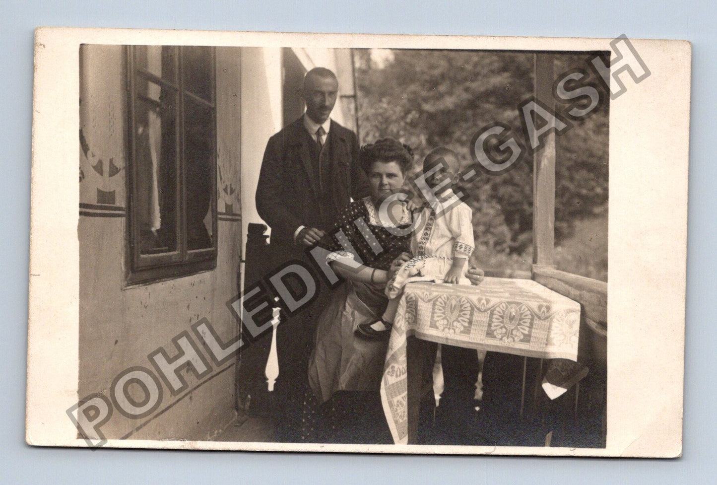 Rodinná fotografie muž žena dítě veranda (M38493)