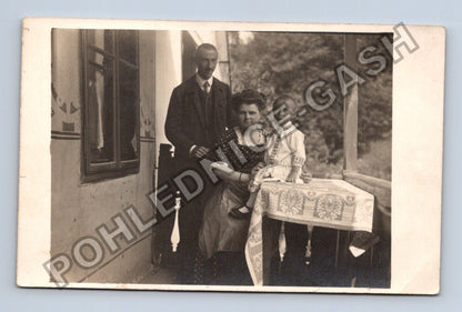 Rodinná fotografie muž žena dítě veranda (M38493)