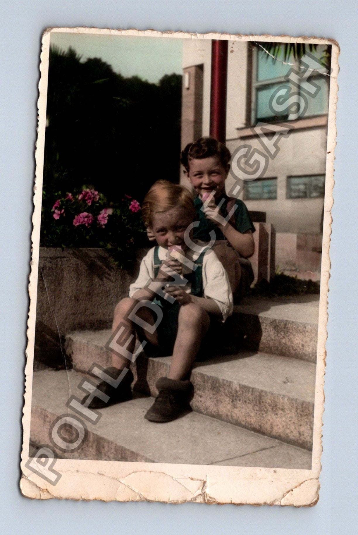 Stará fotografie Děti se zmrzlinou Lubochovice 1949 (M38496)