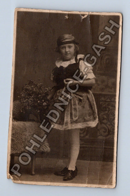 Dívka v kroji s květinami ateliérová fotografie (M38497)