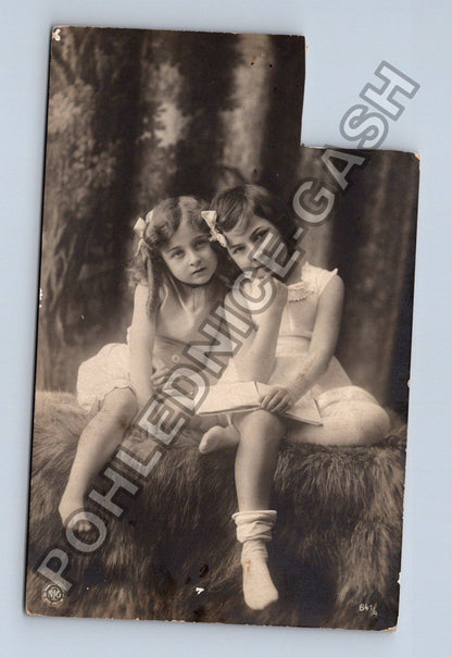 Pohlednice Dobřichovice dvě dívky s knihou 1907 (M38499)