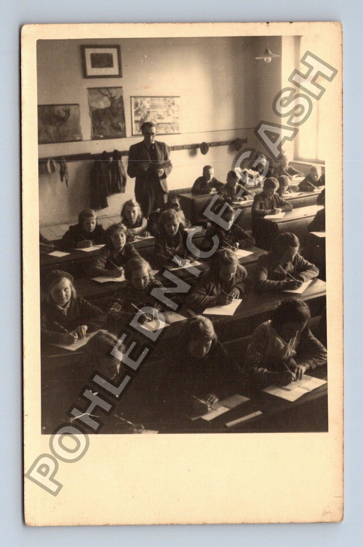 skupinová fotografie studentů ve třídě (M38506)