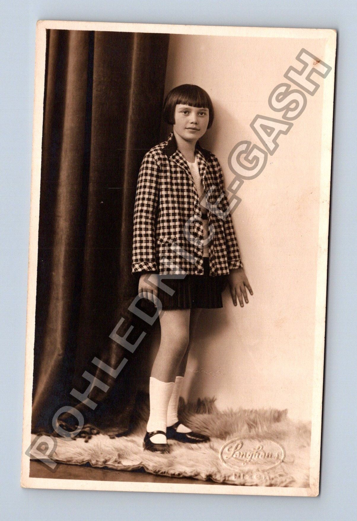 Dívka v kostkovaném saku ateliérová fotografie (M38508)