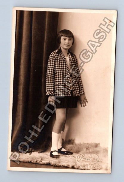 Dívka v kostkovaném saku ateliérová fotografie (M38508)
