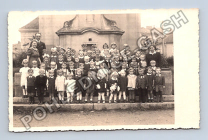 Skupinová fotografie dětí a dospělých u budovy (M38511)