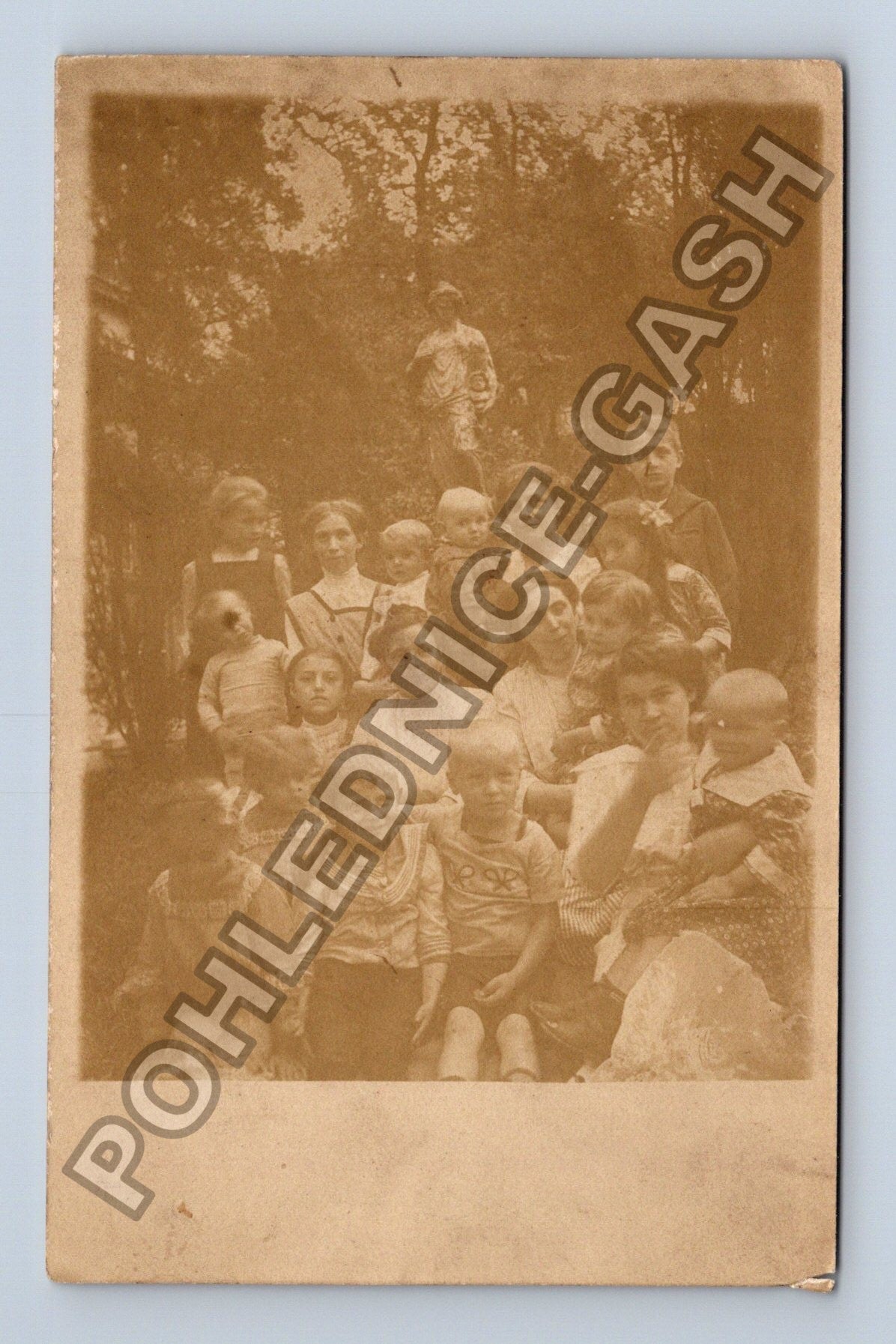 Pohlednice Skupinová fotografie rodiny s dětmi a sochou (M38512)