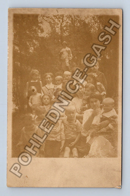 Pohlednice Skupinová fotografie rodiny s dětmi a sochou (M38512)