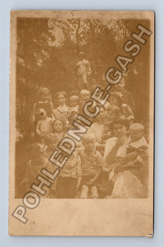 Pohlednice Skupinová fotografie rodiny s dětmi a sochou (M38512)