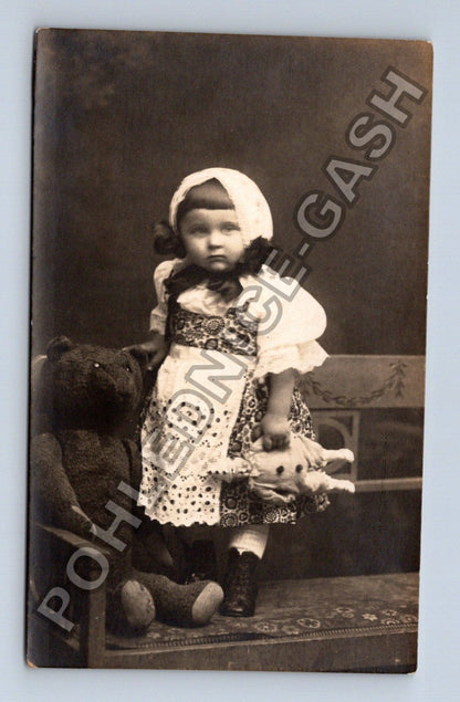 Pohlednice Dítě s hračkami American Photo-Studio Praha (M38515)