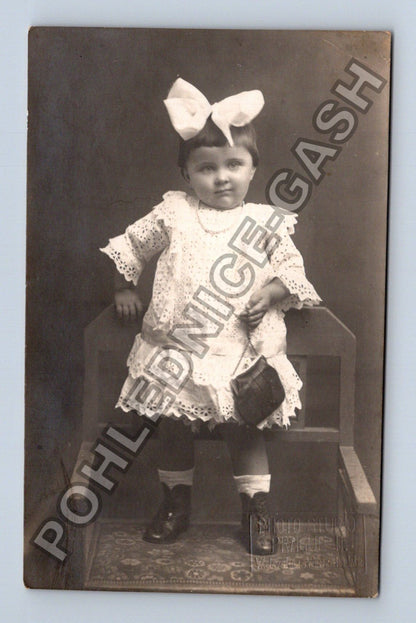 Stará fotografie Dítě v ateliéru s mašlí ve vlasech (M38519)