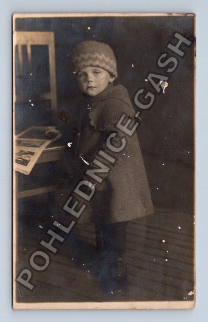 Pohlednice Dítě v čepici a kabátě foto V. Macháček (M38524)