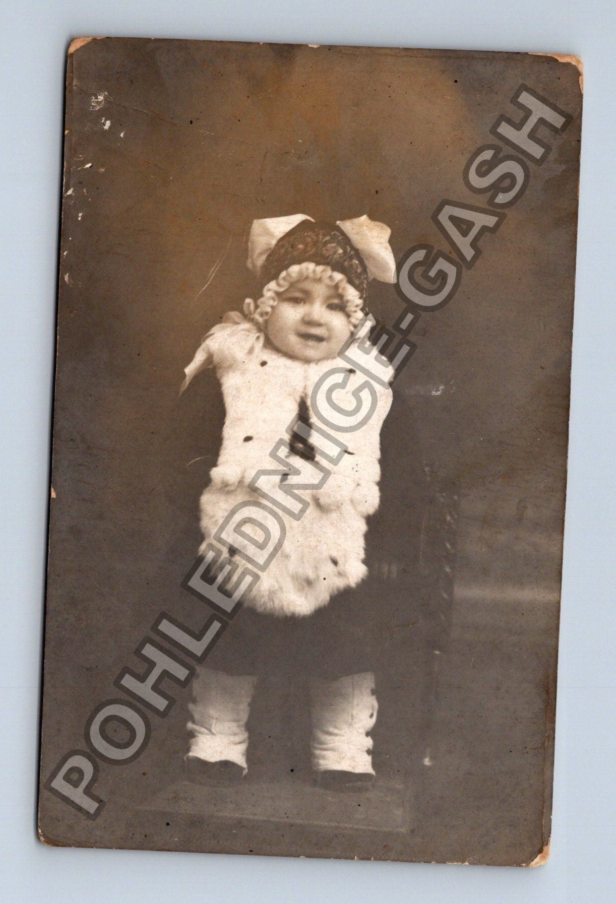 Dítě v kožichu ateliérová fotografie (M38532)