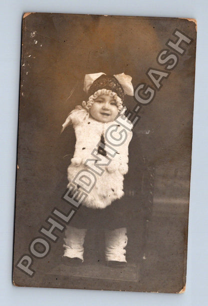 Dítě v kožichu ateliérová fotografie (M38532)