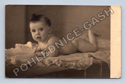 Dítě miminko ležící na břiše ateliérová fotografie (M38536)