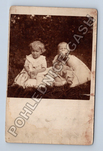 Stará fotografie dvě děti na trávě (M38546)