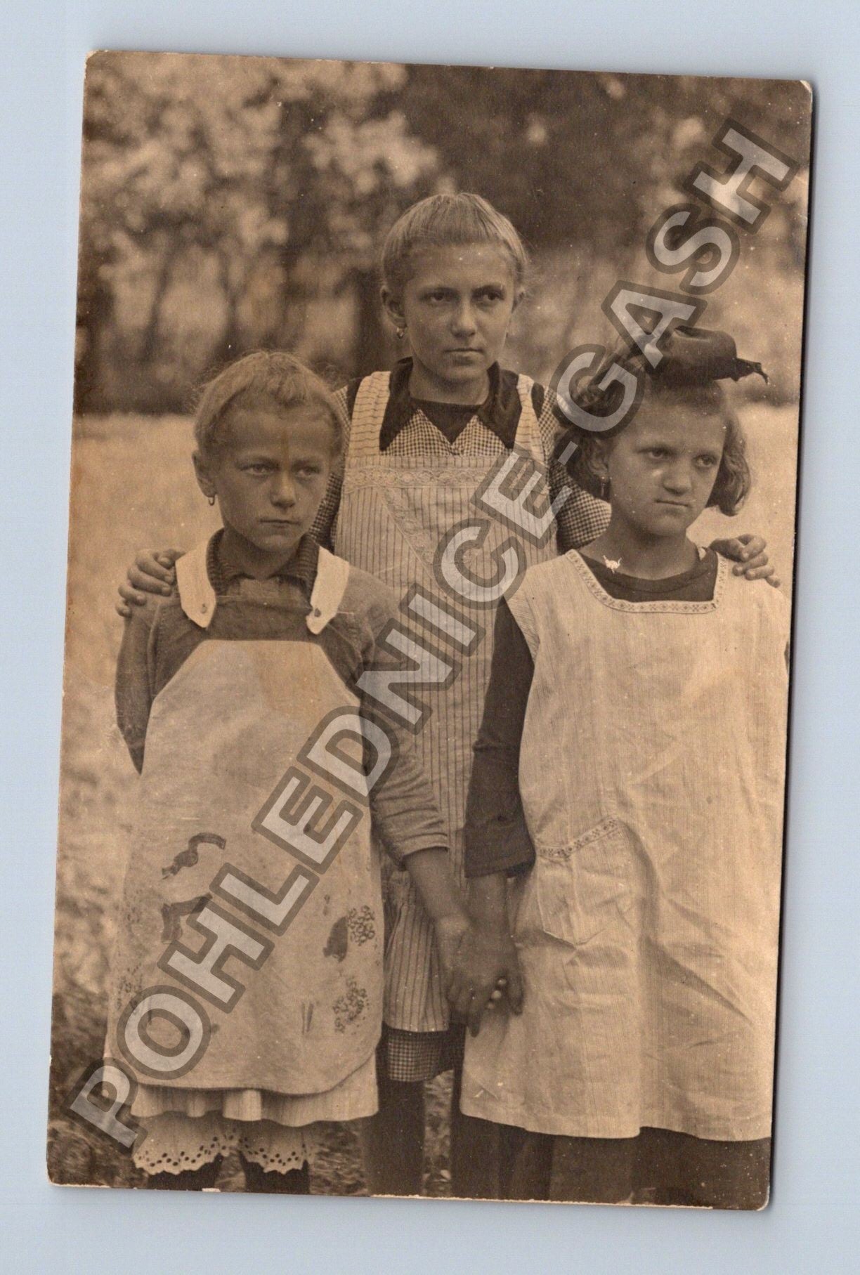 Stará fotografie Tři malé dívky v zástěrách (M38552)