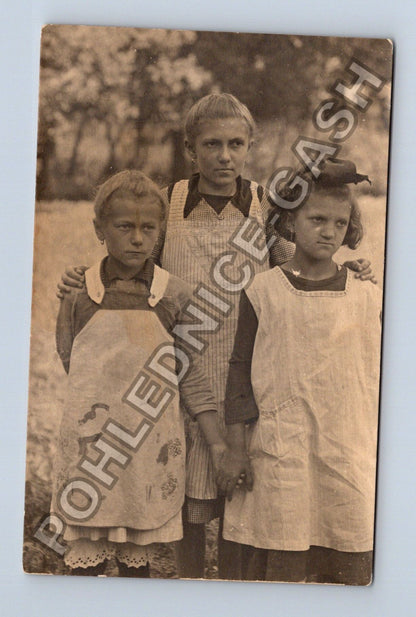 Stará fotografie Tři malé dívky v zástěrách (M38552)