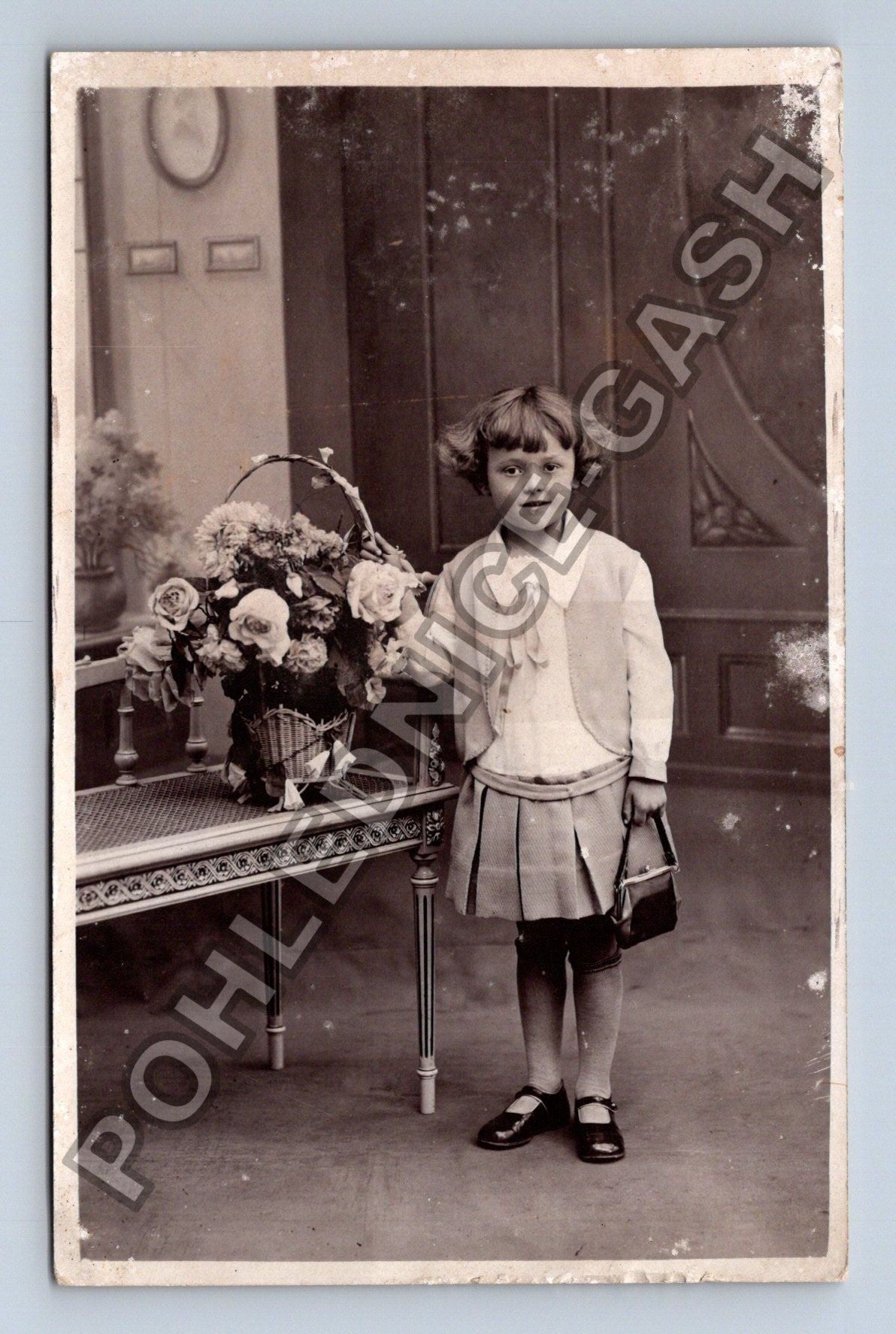 Pohlednice Dítě s košíkem květin ateliérová fotografie (M38553)