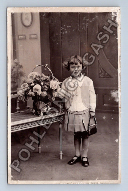 Pohlednice Dítě s košíkem květin ateliérová fotografie (M38553)