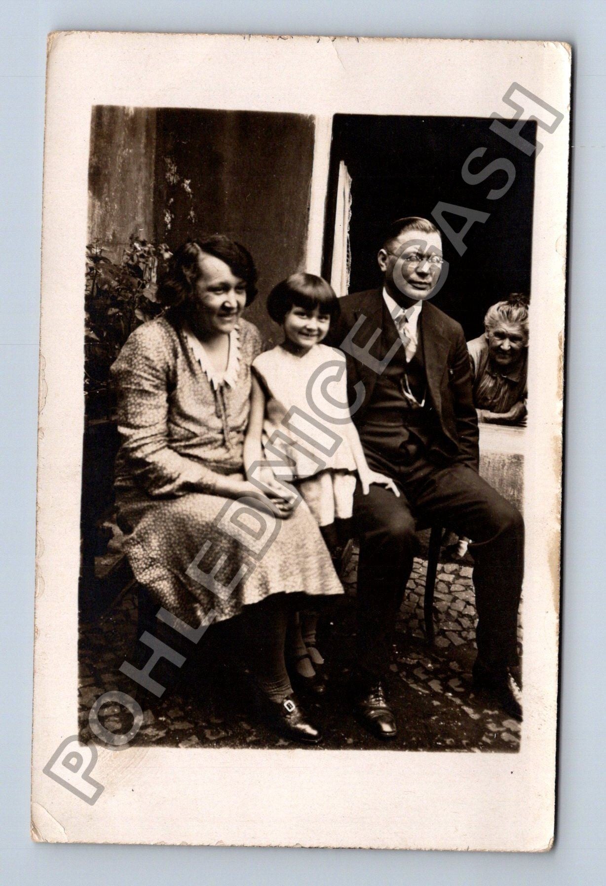 Rodinná fotografie muž žena dítě (M38554)