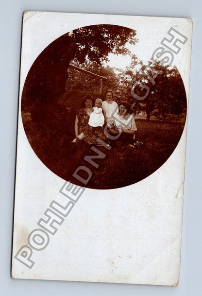 Pohlednice rodinná fotografie skupina osob s dítětem (M38556)