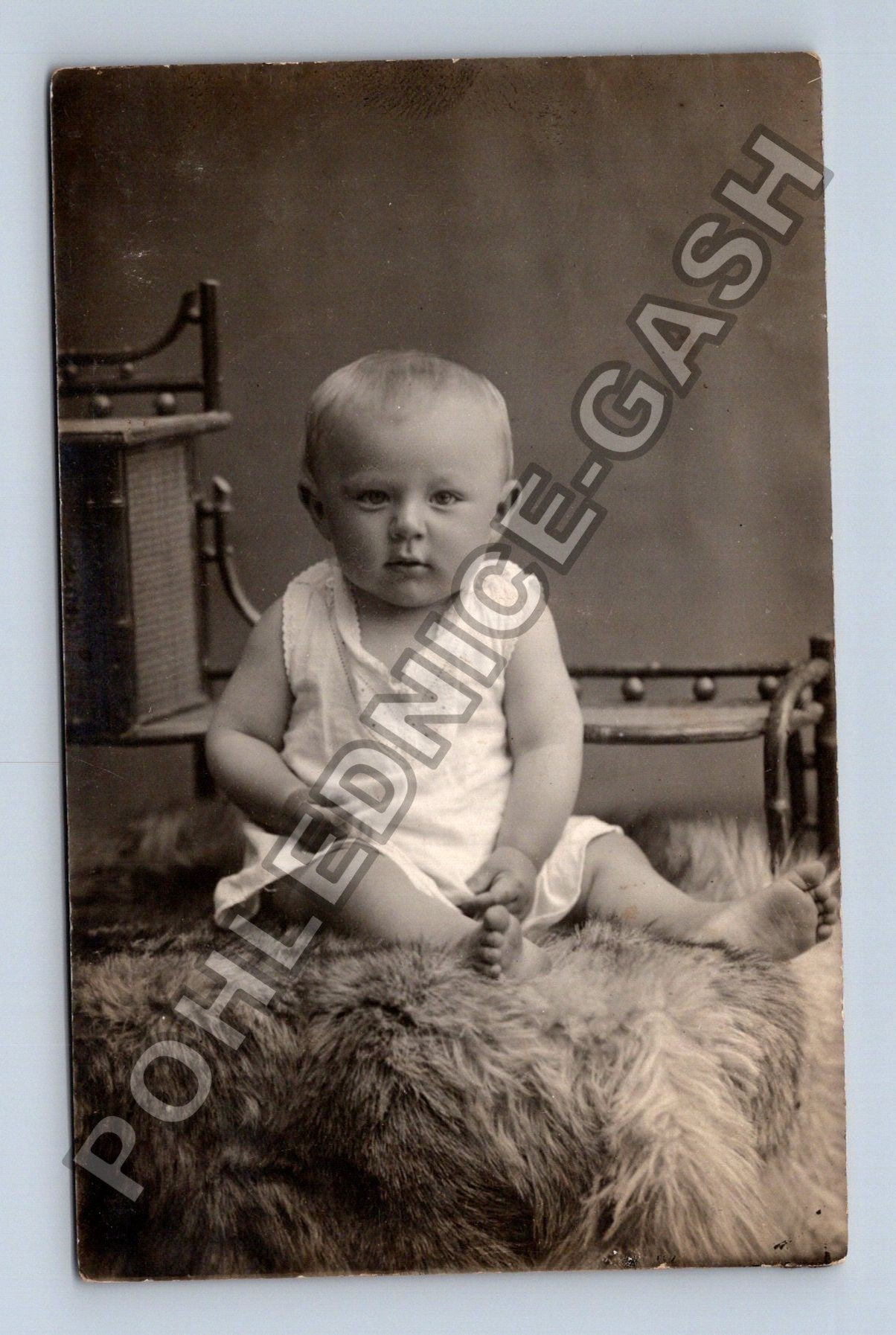 miminko na kožešině ateliérová fotografie (M38560)