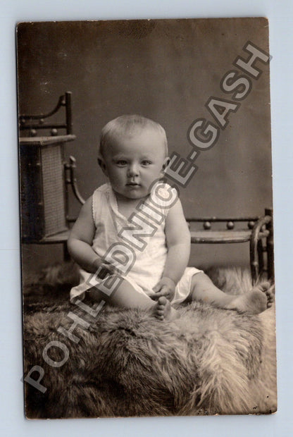 miminko na kožešině ateliérová fotografie (M38560)