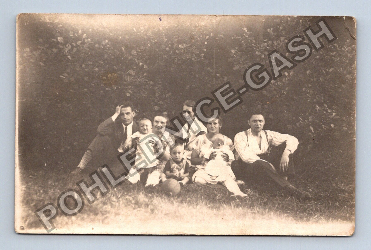 Pohlednice Rodinná fotografie s dětmi v trávě (M38562)