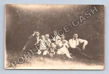 Pohlednice Rodinná fotografie s dětmi v trávě (M38562)