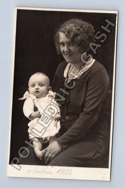 Matka s dítětem ateliérová fotografie 1932 (M38563)