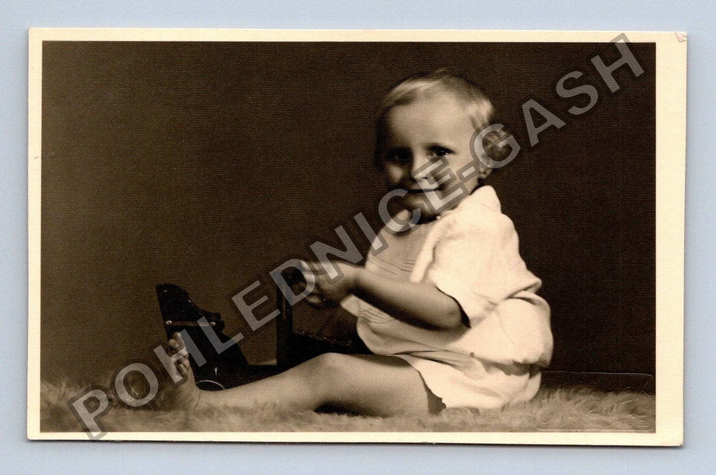 Pohlednice Dítě s hračkou ateliérová fotografie 1946 (M38564)