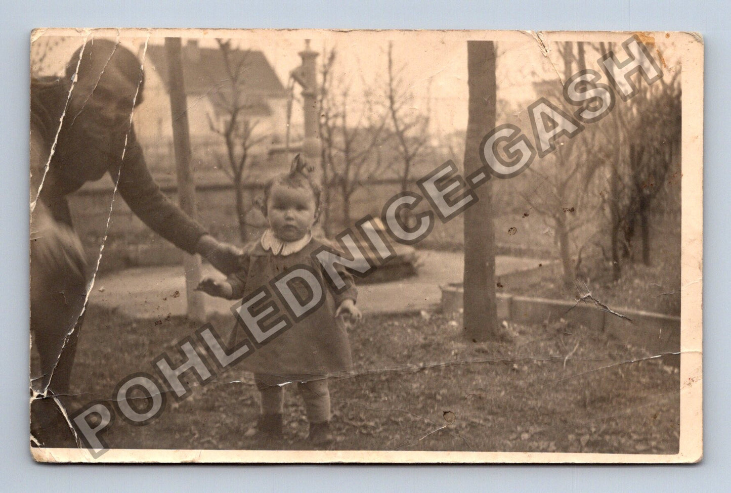 Pohlednice Dítě s dospělým v zahradě (M38565)